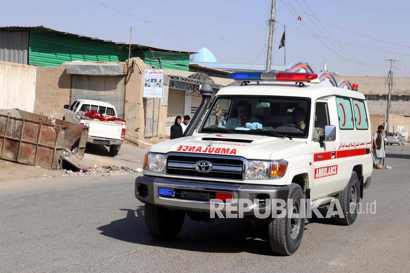  Ambulans membawa korban luka ke rumah sakit darurat setelah ledakan bom bunuh diri saat salat Jumat di Masjid Muslim Syiah di Kandahar, Afghanistan, 15 Oktober 2021.