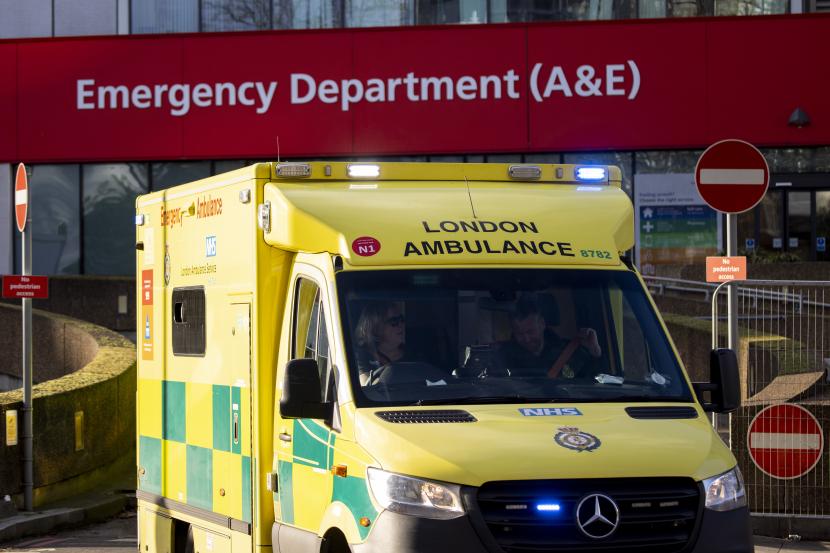 Ambulans meninggalkan Departemen Darurat (A&E) di rumah sakit St Thomas di London, Inggris, 02 Januari 2023. Pria berusia 56 tahun di Irlandia Utara menunggu lebih dari 100 jam di kereta dorong di unit gawat darurat meski mengalami infeksi ginjal yang serius, seperti dilaporkan media setempat, Rabu (4/1/2023).