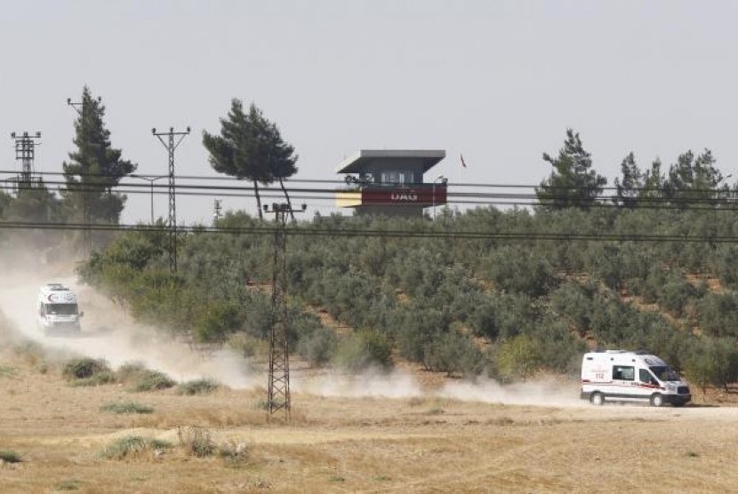 Ambulans meninggalkan pos militer Dag yang diserang ISIS di perbatasan Turki-Suriah.