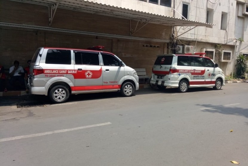 Ambulans milik Pemkot Jakarta Utara yang terparkir di Polda Metro Jaya