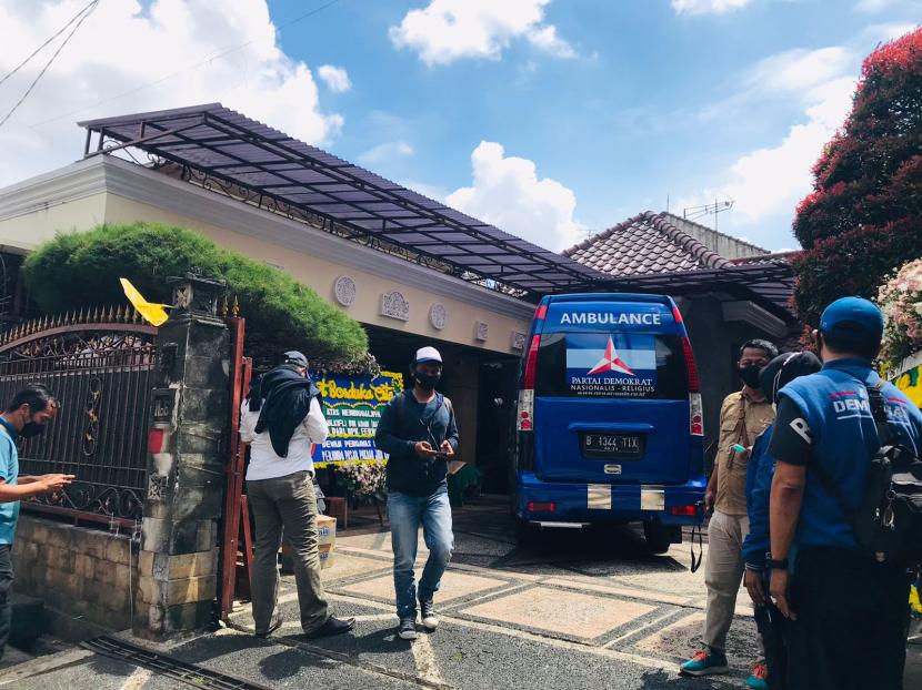 Ambulans Partai Demokrat parkir di rumah duka Max Sopacua di Ciomas, Kota Bogor, Jawa Barat, Rabu (17/11).