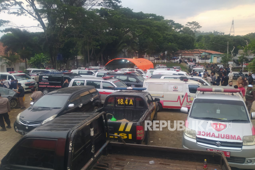Ambulans Siaga di Parkiran Puskesmas Cipongkor, Kabupaten Bandung Barat. Para Sopir Ambulan Berjibaku Antar Korban Keracunan Usai Konsumsi Menu MBG.