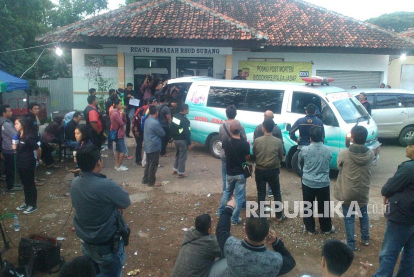 Ambulans terakhir yang membawa korban meninggal dunia dari kamar jenazah RSUD Ciereng Subang ke Tangerang Selatan, Ahad (11/2). 