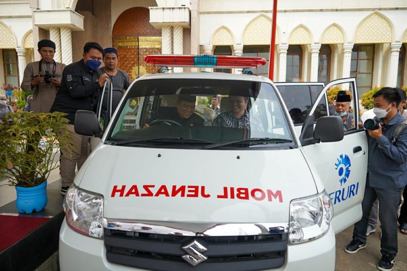 Ambulans untuk Dewan Kemakmuran Masjid (DKM) Masjid Agung Shekh Quro.