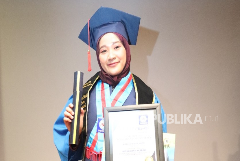 Amelia Widya Putri, wisudawan terbaik Program Studi Sistem Informasi Akuntansi dari UBSI Kampus Karawang. 