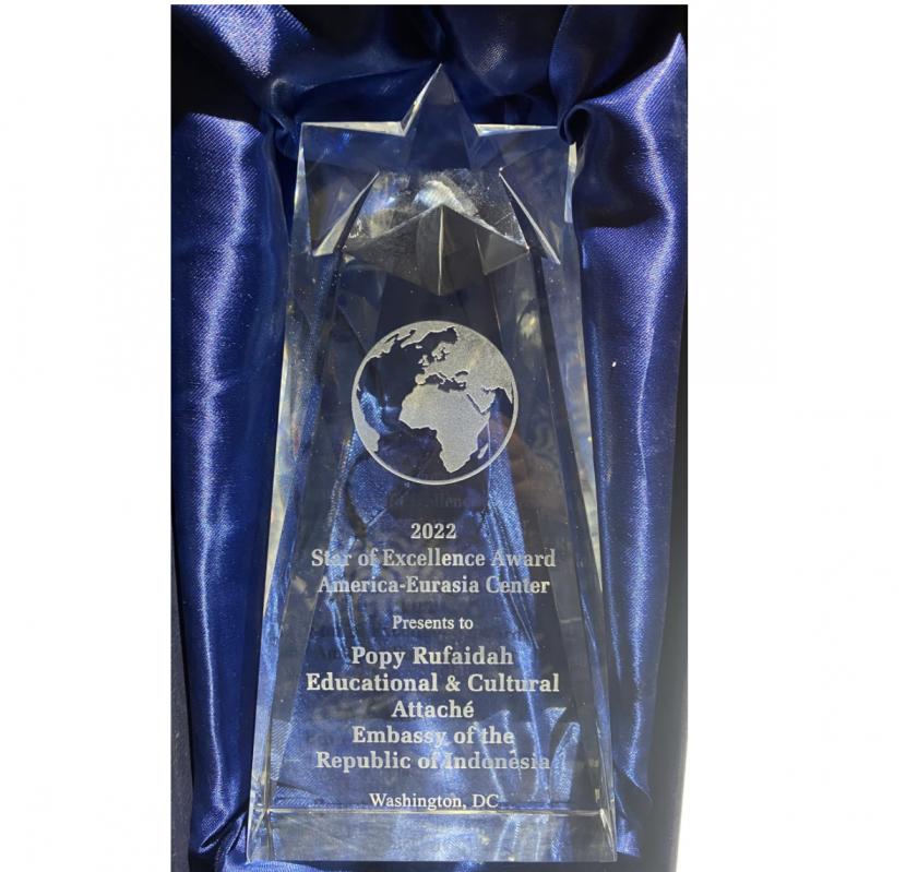America-Eurasia Center menganugerahkan Star of Excellence Award kepada Popy Rufaidah.
