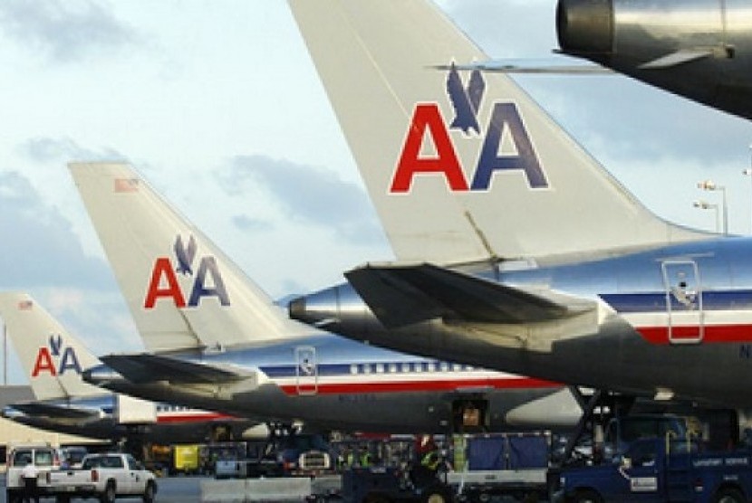 American Airlines.  American Airlines Group Inc berencana mencari pembiayaan baru senilai 3,5 miliar dolar AS untuk meningkatkan likuiditas.