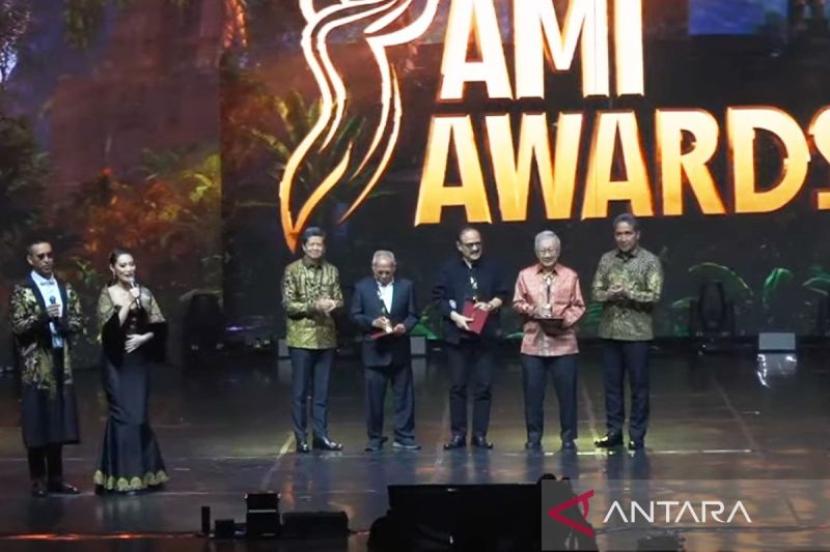 Ami Awards ke-26. Ada lebih dari 60 penghargaan yang diberikan di ajang AMI Awards.