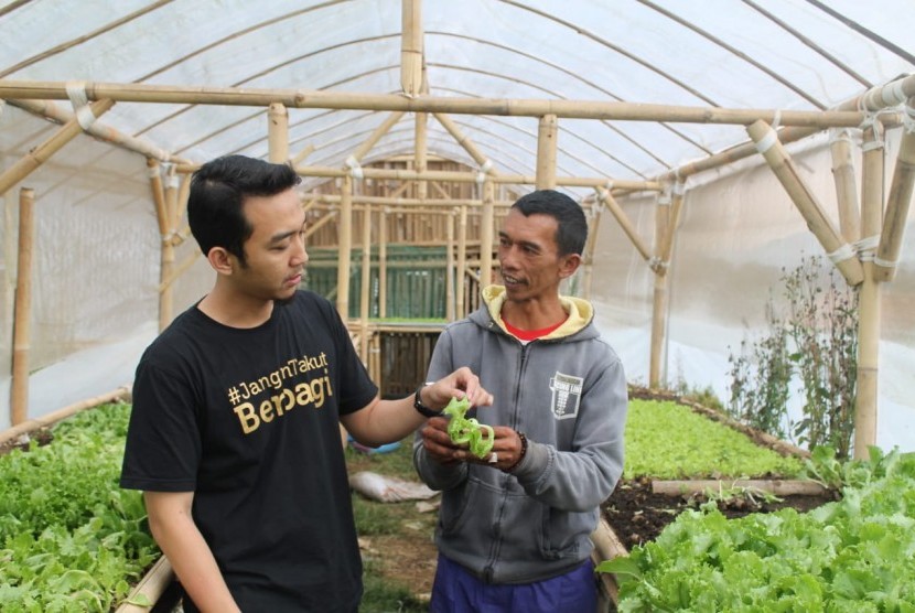 Amid (37 tahun) (kanan, red)  seorang petani di Desa Cibodas, Kecamatan Lembang, Kabupaten Bandung Barat menyajikan pelajaran hidup: bangkit dari keterpurukan.