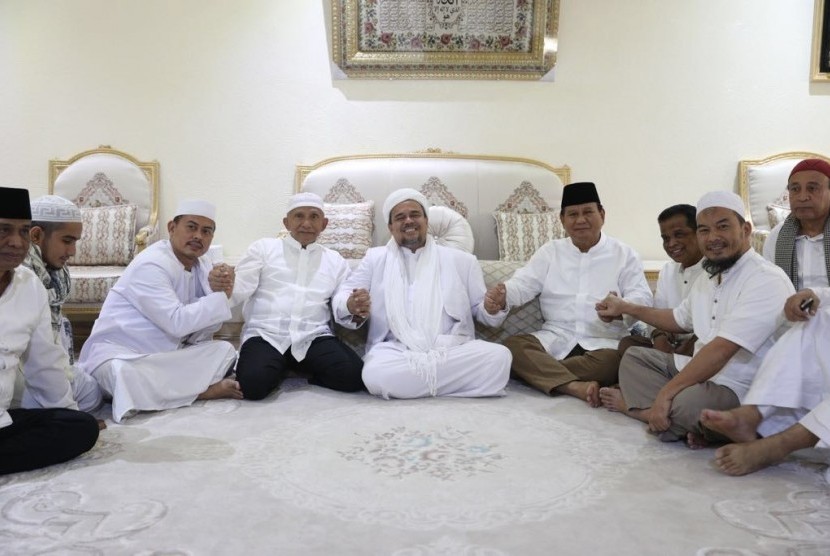 Amien Rais and Prabowo Subianto visit Rizieq Shihab in Mecca, Saudi Arabia.
