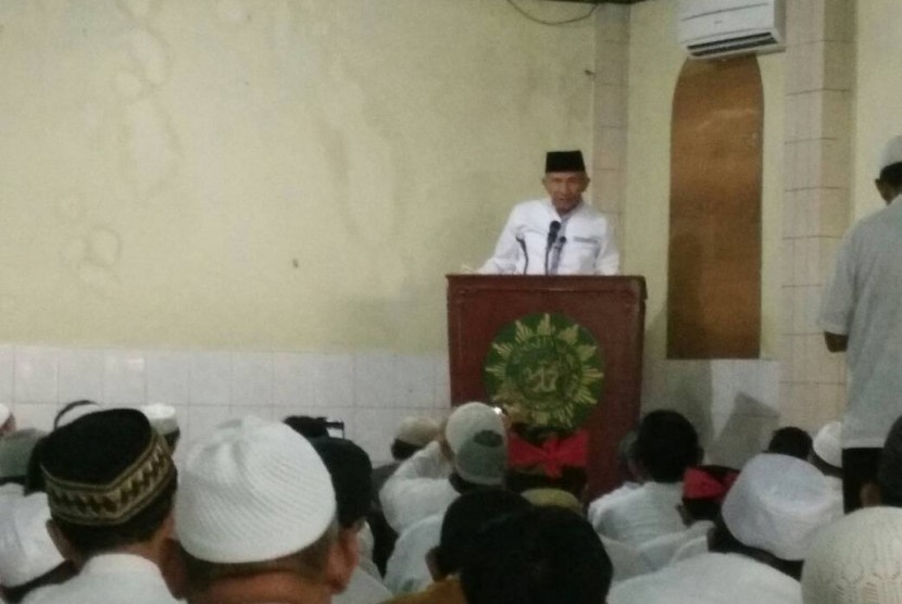 Amien rais khotib shalat jumat di masjid gedung dakwah muhammadiyah.