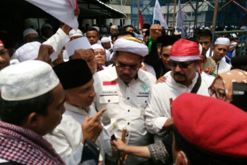 Amien Rais (peci hitam) usai shalat Jumat di Gedung Dakwah PP Muhammadiyah di Jakarta, Jumat (4/11).