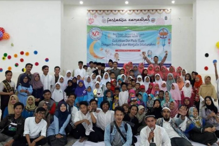 AMIK BSI Bogor memberikan santunan kepada anak yatim dan dhuafa.