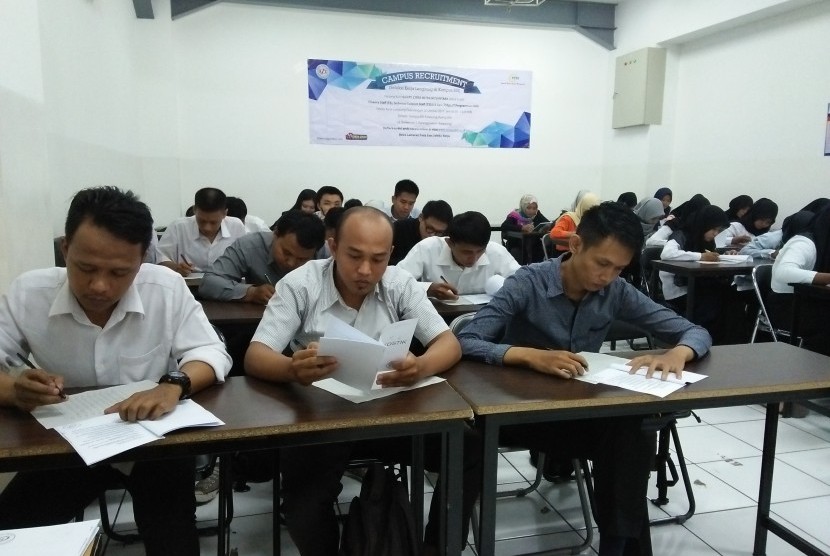 AMIK BSI Karawang menyelenggarakan campus recruitment.