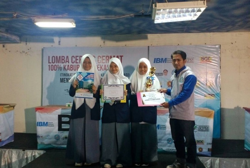 AMIK BSI menyerahkan Beasiswa Pendidikan kepada para juara Lomba Cerdas Cermat 100 Persen tingkat SMA se-Kabupaten Bekasi.    