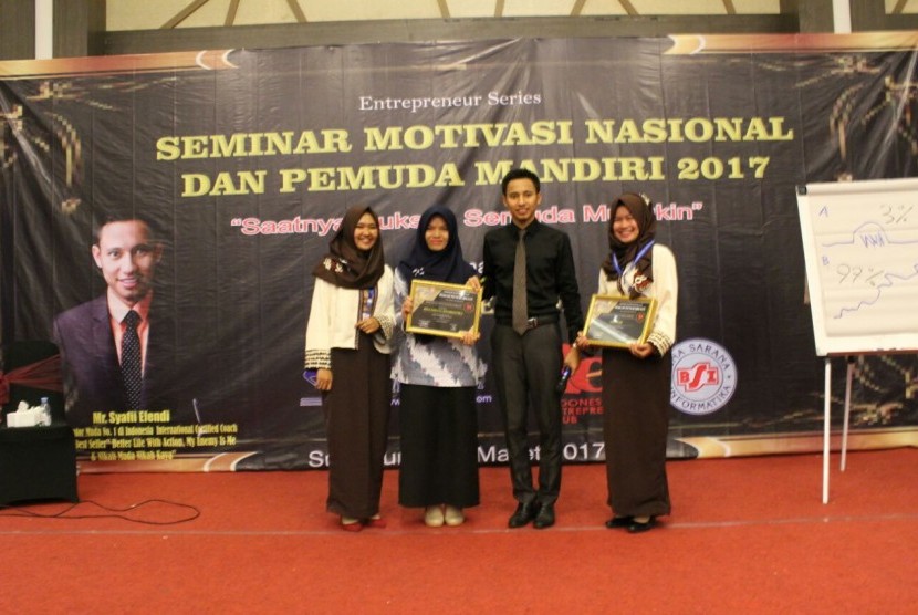 AMIK BSI meraih penghargaan Komunitas IEC (Indonesian Entrepreneur Club).