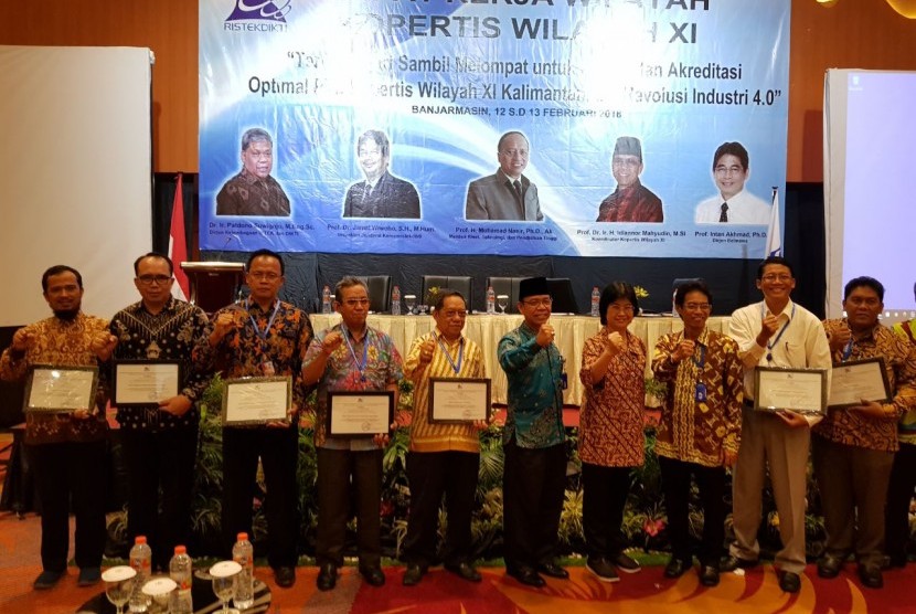 AMIK BSI Pontianak bersama perguruan tinggi lain di Kalimantan saat menerima penghargaan dari Kemenristekdikti. 