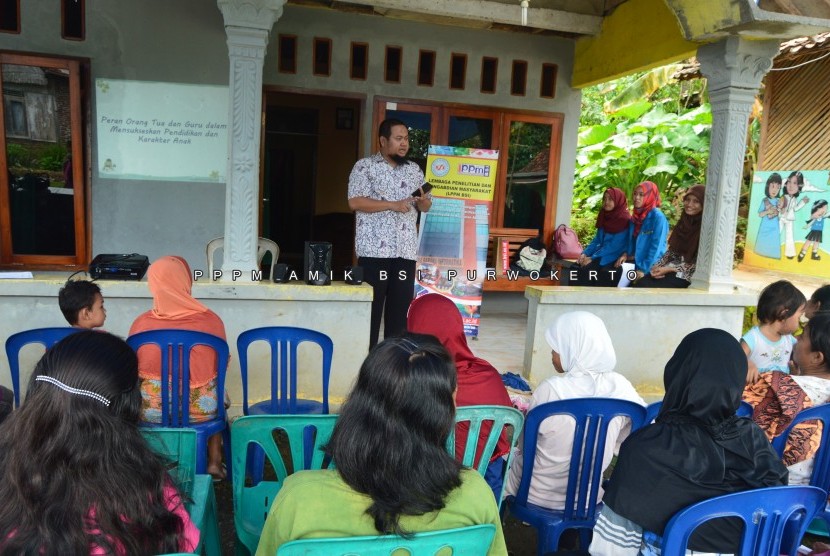 AMIK BSI Purwokerto memberikan penyuluhan pendidikan kepada para ibu rumah tangga di  Pegalogan, Banyumas, Jawa Tengah.  