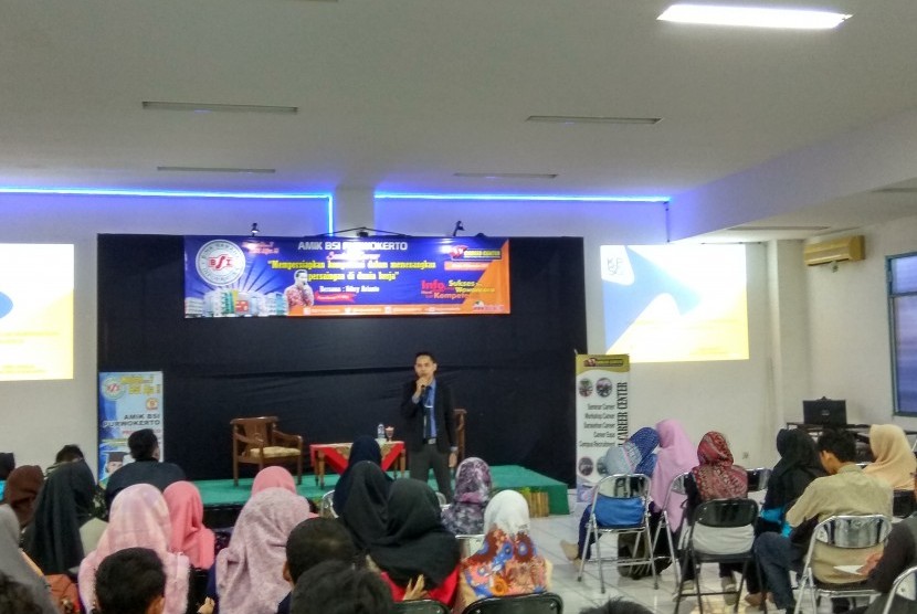 AMIK BSI Purwokerto menyelenggarakan seminar karir bagi calon lulusannya.  