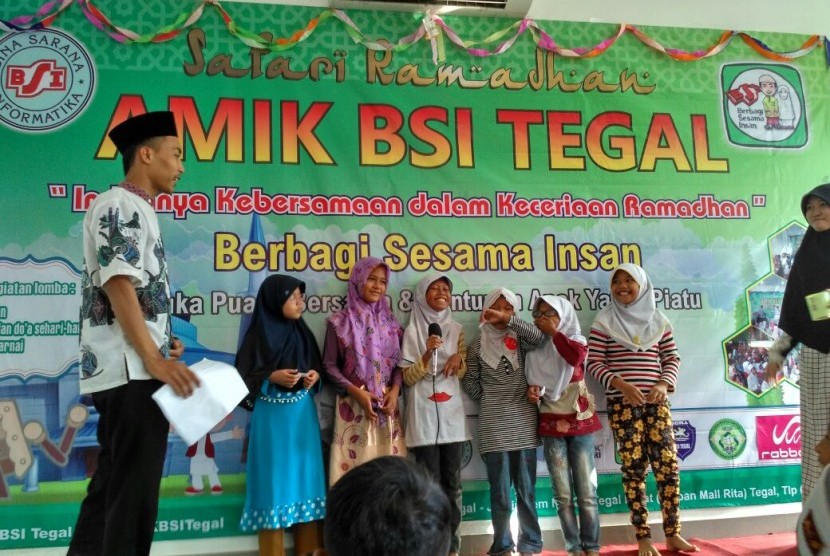 AMIK BSI Tegal memberikan santunan kepada anak yatim dan dhuafa Desa Jagalampemi.