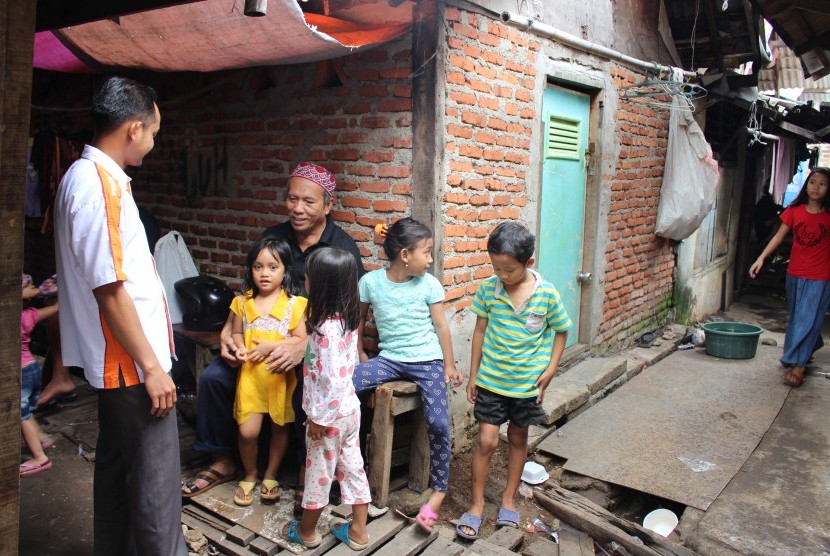 Amil BMH melakukan survei kepada warga Kampung Nelayan, Muara Baru, Jakarta. 