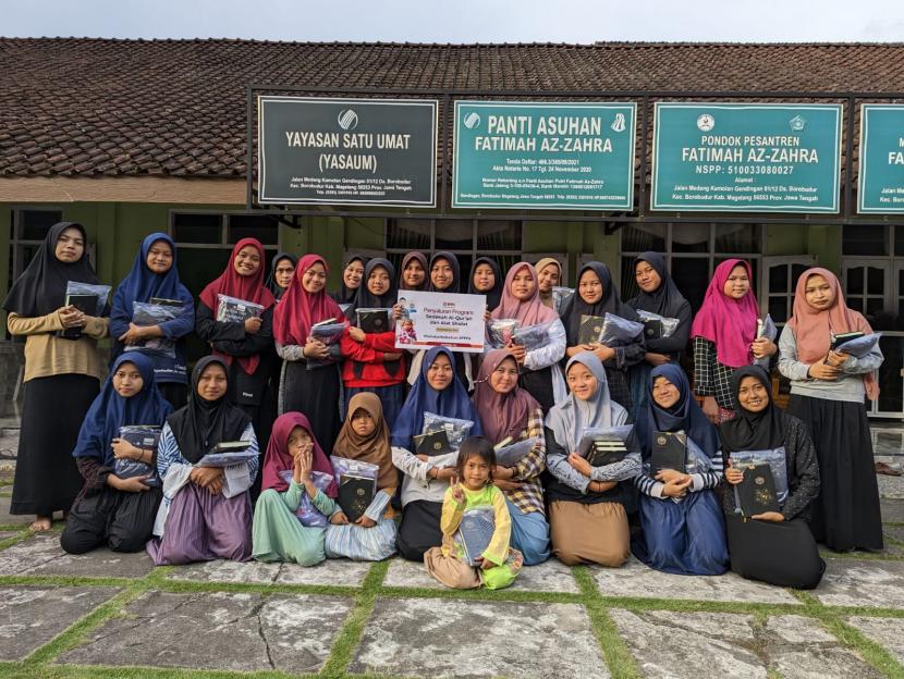 Amil Zakat PPPA Daarul Quran Yogyakarta menyalurkan bantuan berupa Alquran dan mukena kepada puluhan santriwati yatim piatu di Pondok Pesantren Fatimah Az-zahra, Borobudur, Magelang, Jawa Tengah.