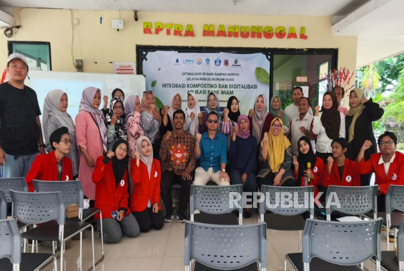 Amiruddin Wibowo (depan, pakaian batik) dari Lembaga Penelitian dan Pengabdian Masyarakat Universitas Mercu Buana (LPPM MB) Jakarta, berfoto Bersama peserta pelatihan, di RPTRA Manunggal Kelurahan Meruya Selatan, Jakarta Barat.