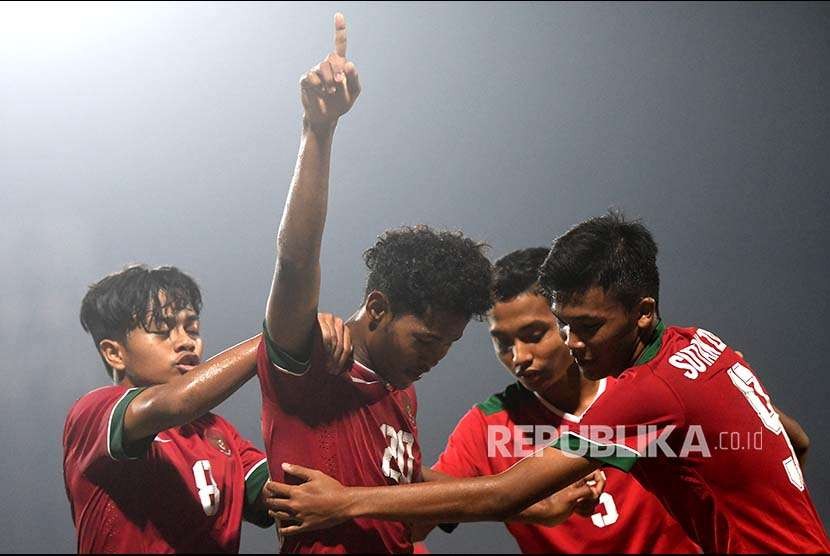 Amirudin Bagus Kahfi dan kawan-kawan merayakan golnya ke gawang Timor Leste U-16 dalam laga penyisihan grup A Piala AFF U-16 di Gelora Delta Sidoarjo, Sidoarjo, Jawa Timur, Sabtu (4/8). Indonesia menang atas Timor Leste dengan skor 3-0 dan memastikan Indonesia melaju ke babak semi final.