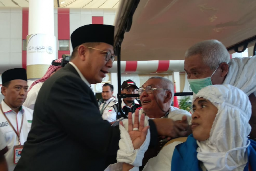 Amirul Hajj Indonesia Menag Lukman Hakim Saifuddin tiba di Bandara King Abdulaziz Jeddah, Sabtu (11/8). Ia menyempatkan diri meninjau keberangkatan jamaah dalam kesempatan itu.