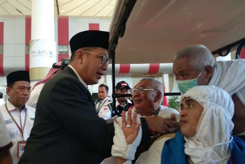 Amirul Hajj Indonesia Menag Lukman Hakim Saifuddin saat menyapa para jamaah haji.