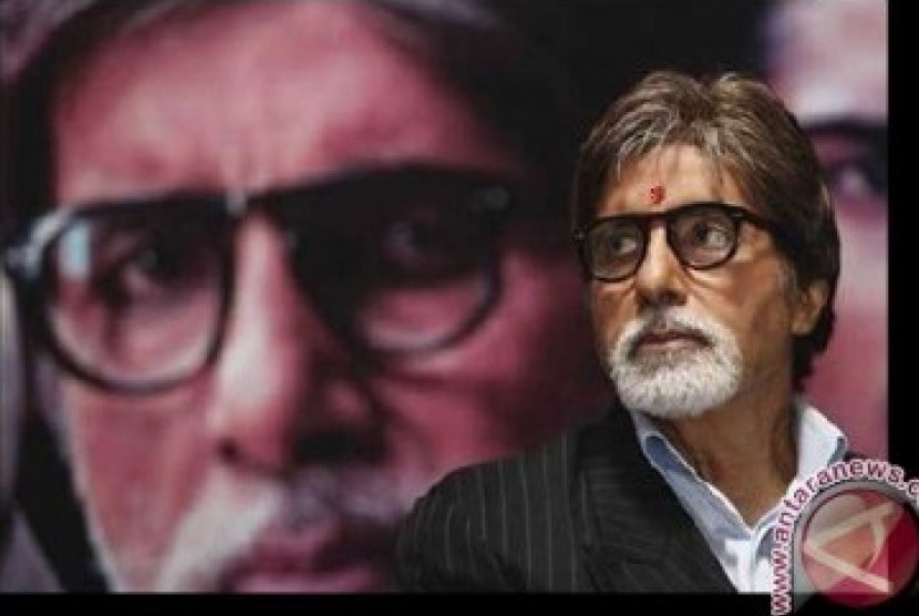 Aktor Bolllywood Amitabh Bachchan. Dia menyampaikan kondisi terkini kesehatannya setelah insiden cedera tulang rusuk ketika syuting, lewat postingan blog pribadi di Tumblr.