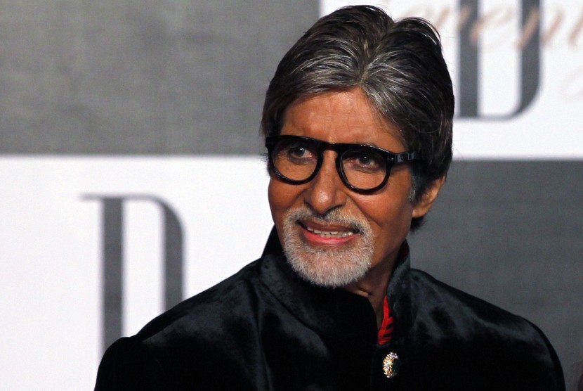 Amitabh Bachchan protes karena centang biru akun Twitter miliknya dihapus.
