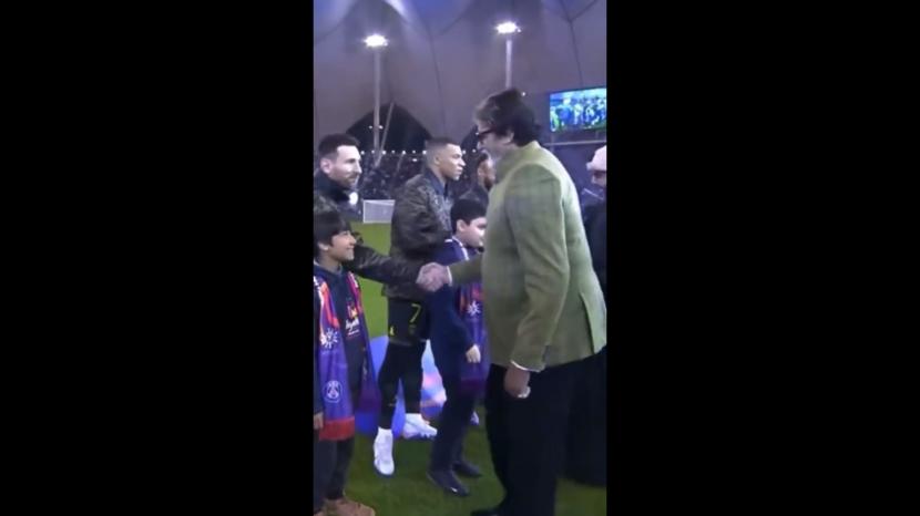 Amitabh Bachchan menyalami Messi