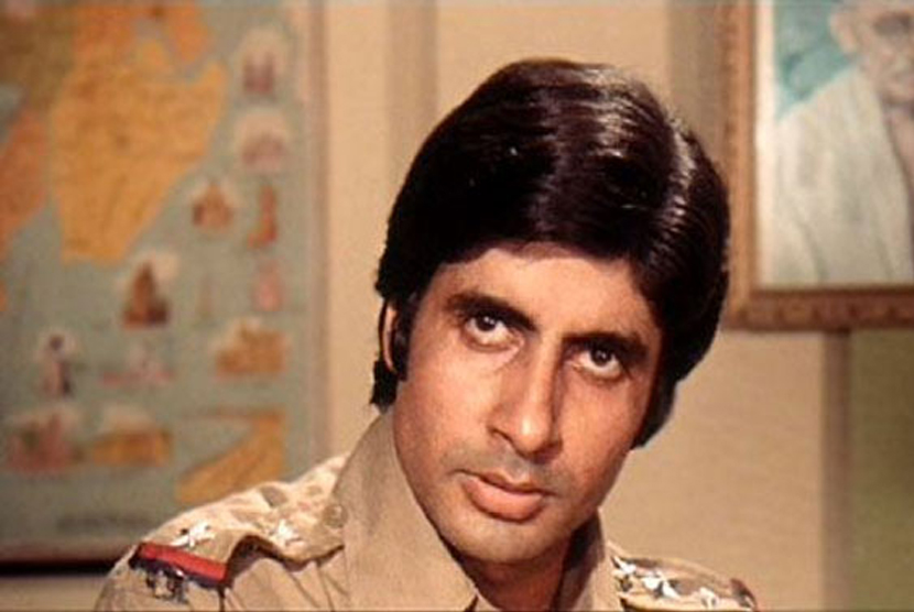 Amitabh Bachchan saat memerankan tokoh Inspektur Vijay.