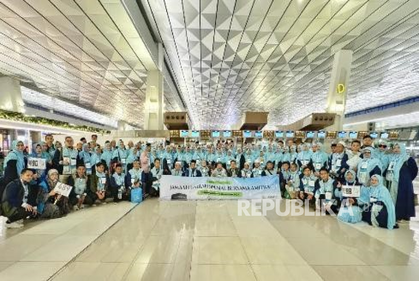 Amitra bersinergi dengan Samira Travel, mitra perjalanan umrah. Sebelumnya keberangkatan perdana Umrah Spesial Amitra sukses terlaksana pada 4-13 Desember 2024, dengan memberangkatkan 126 jamaah.