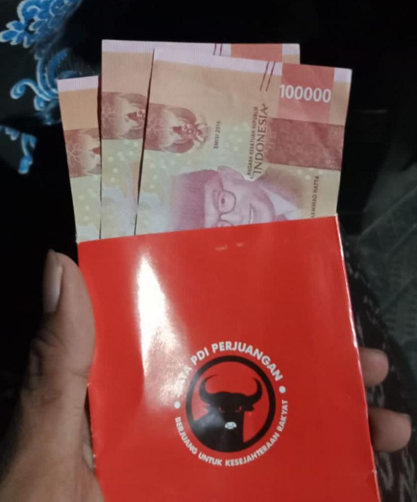 Amplop berlogo PDIP berisi tiga lembar uang Rp 100 dibagikan di Madura. Ketua Bappilu PDIP sebut amplop Said Abdullah di Madura, Jatim bukan money politic.