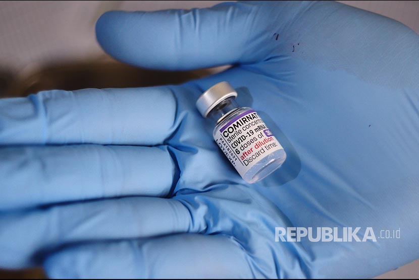 Ampul berisi vaksin Comirnaty buatan Pfizer yang digunakan pada program Vaksinasi Covid-19 Booster Tahap II di Kompleks Jaka Purwa, Kujangsari, Bandung, Kamis (16/2/2023). Vaksin booster ke-2 ini bekerjasama antara warga dengan Kesdam III Siliiwangi. 120 orang warga terdaftar mengikuti program ini.