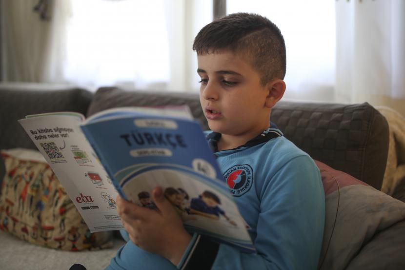 Amr Sayed Darwish, 10, seorang pengungsi Suriah membaca buku teks bahasa Turki di rumahnya di Istanbul, Jumat, 17 September 2021.