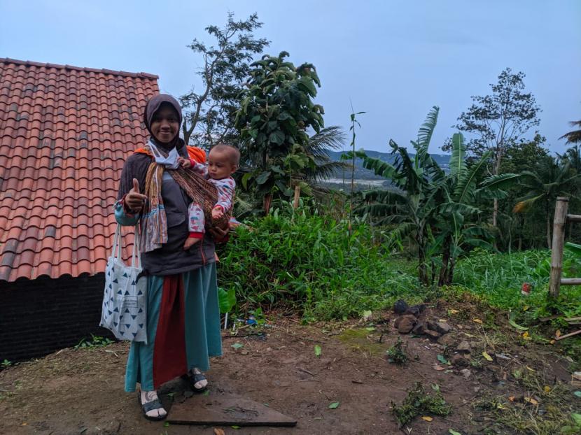 Amrih Setiowati merupakan seorang Relawan Rumah Zakat yang selalu hadir dalam program pembinaan masyarakat dengan menggendong anak. Seperti pada hari Rabu (17/02), ia datang untuk mengisi majelis taklim dengan membawa ketiga anaknya yang belum bersekolah.