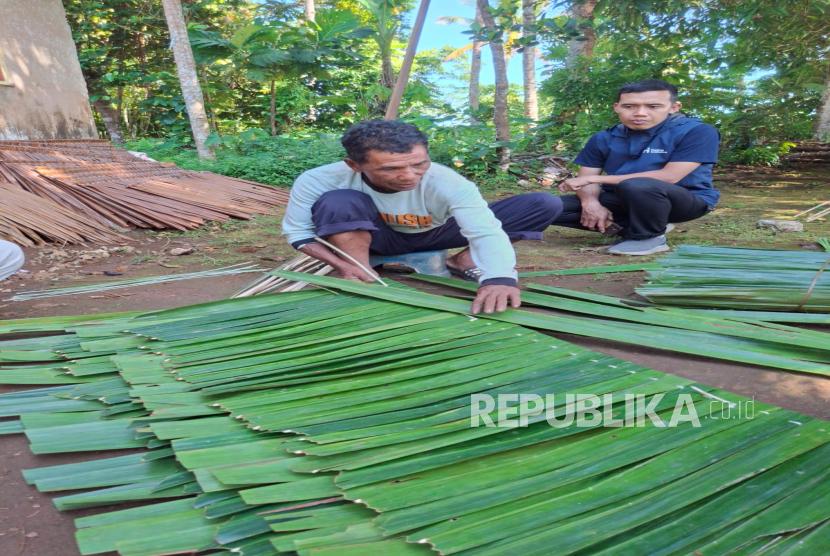 Amu, seorang pengrajin atap rumah dari daun Rumbia di Dusun Oli Lama, Desa Wakal, Kecamatan Leihitu, Kabupaten Maluku Tengah, Provinsi Maluku, Selasa (15/4/2025). 