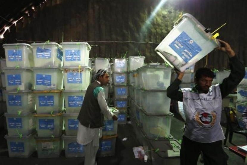 An Afghan election worker carries a ballot box to be counted for an audit of the presidential run-off in Kabul August 27, 2014.