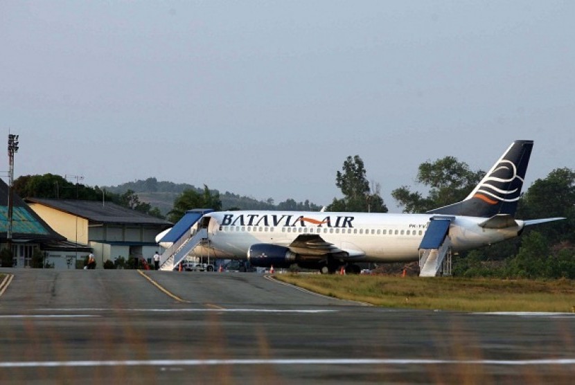 An airplane belongs to Batavia Air at Tanjung Pinang Airport (file photo) 