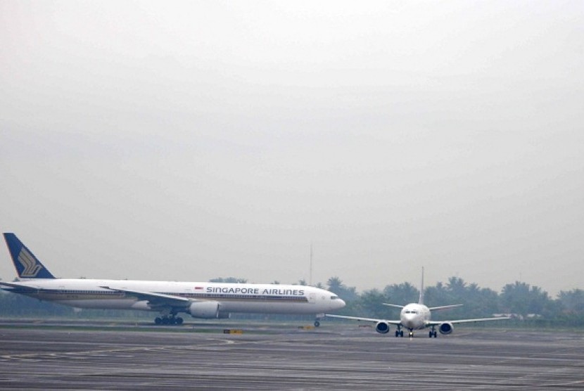 An airplane of Singapore Airlines is ready for taking off in Soekarno-Hatta International Airport, Banten. (file photo)