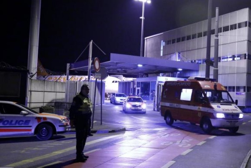 An ambulance carrying Cuban doctor Felix Baez leaves Cointrin airport in Geneva November 21, 2014.