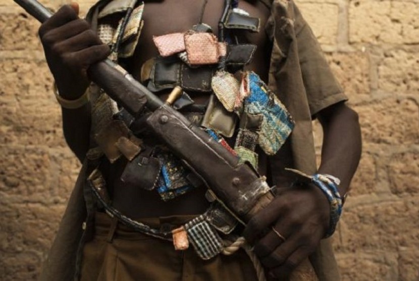 An anti-balaka militiaman poses for a photograph on the outskirts of the capital of the Central African Republic Bangui January 15, 2014.