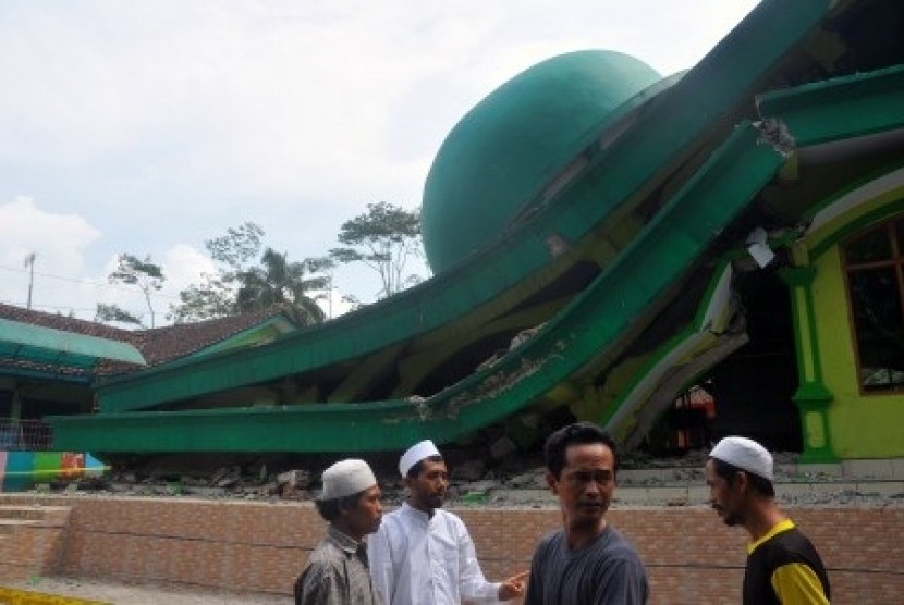 An earthquake damages  Mosque Jami at-Taqwa and dozens houses in Banyumas, Central Java, on Saturday, Jan. 25, 2014.