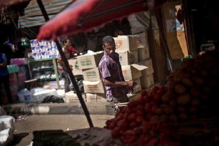 An Egyptian fruit vendor waits for customers in Suleiman Gohar market in Dokki district in Cairo, Egypt, Monday, Aug. 26, 2013. 