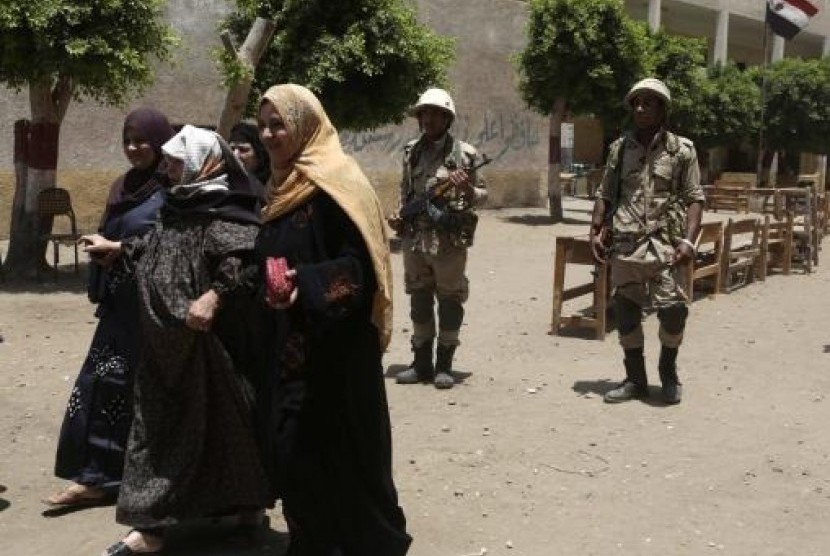 An elderly women is helped after voting during the Egyptian presidential election in Ashmoon city, Minoufiya goverorate, 40 km northwest of Cairo, May 27, 2014.