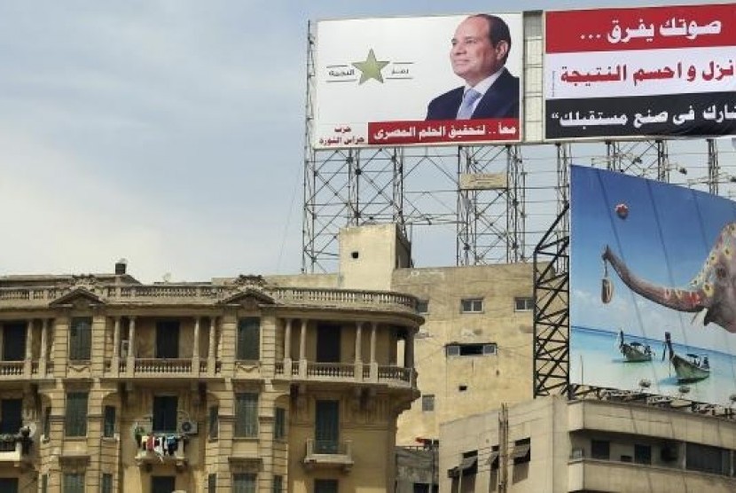 An election campaign billboard of presidential candidate and former army chief Abdel Fattah al-Sisi is seen on top of a building near Tahrir Square along a highway in downtown Cairo May 16, 2014.