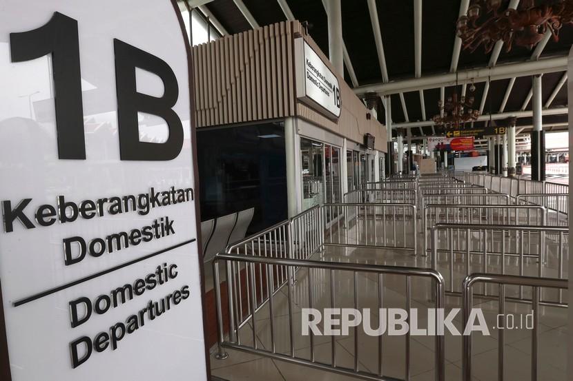  Suasana sepi di area Terminal 1B Bandara Soekarno Hatta, Tangerang, Banten. PT Angkasa Pura II (Persero) memastikan kelancaran pelayanan penerbangan repatriasi WNI di Bandara Internasional Soekarno-Hatta ditengah pandemi global Covid-19. 